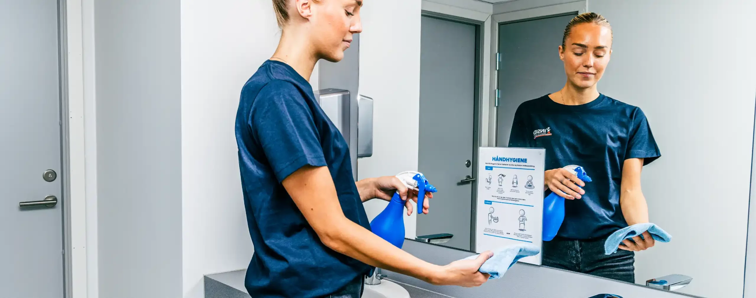 Profesjonell hygieneservice for rene og velutstyrte sanitærrom – Insider Facility Solutions Renholder fra Insider Facility Solutions utfører hygieneservice på sanitærrom for å sikre et rent og sunt arbeidsmiljø